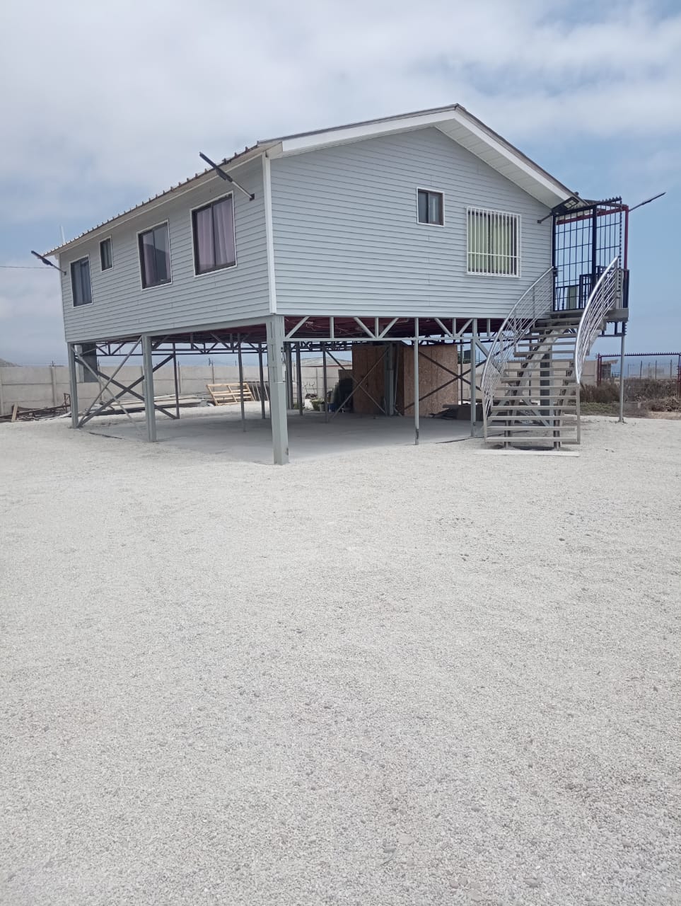 Casa metálica avance exterior