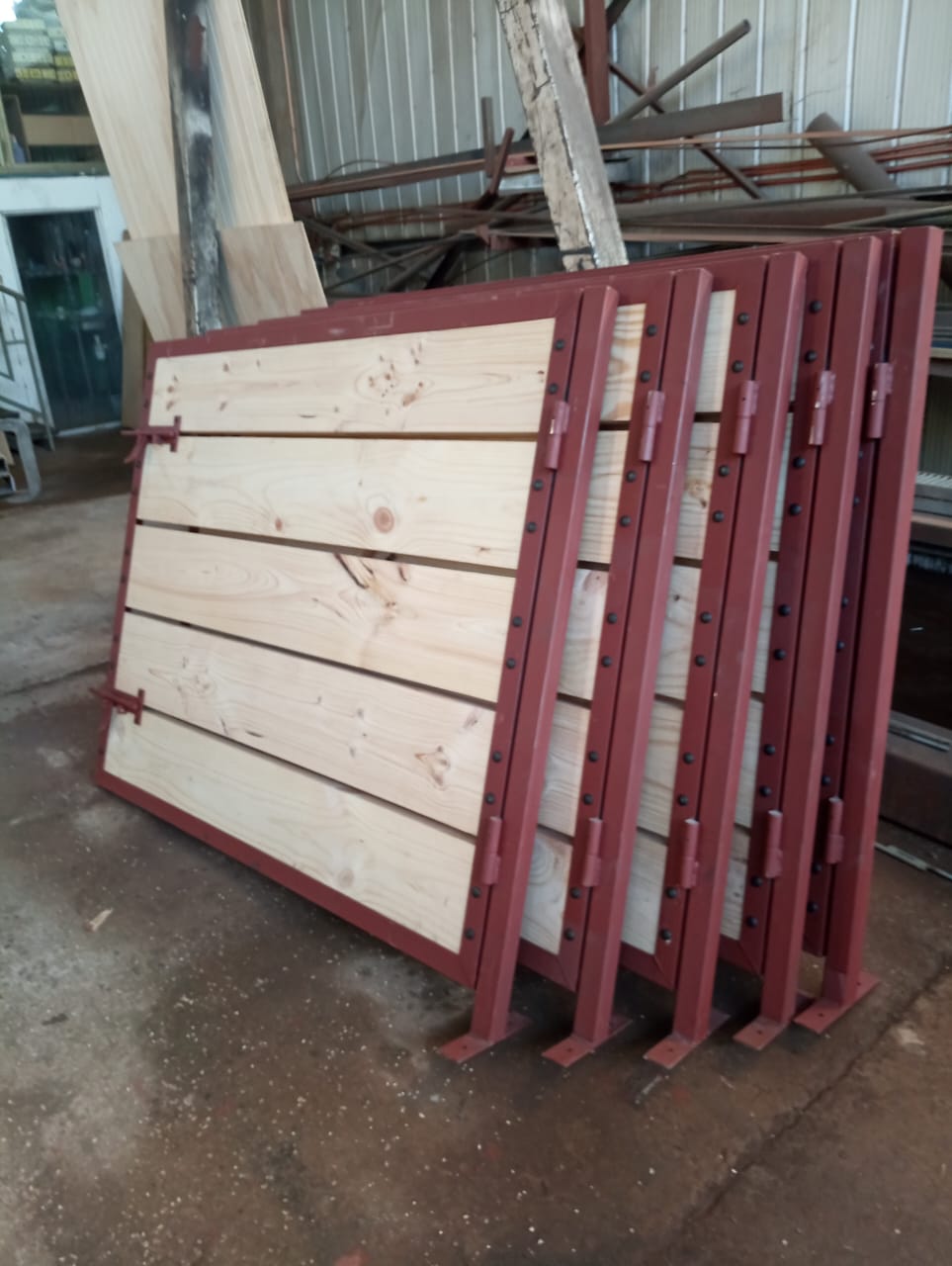 Portón con revestimiento