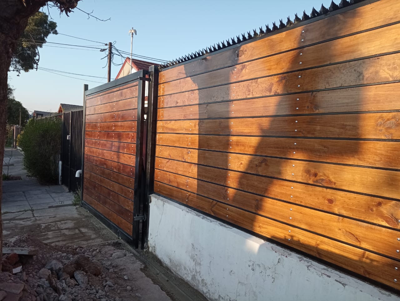 Portón terminado instalado